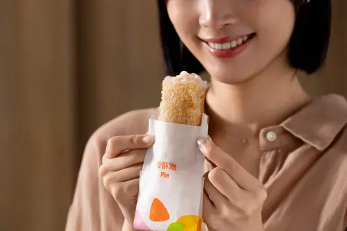 ▲麥當勞「香芋派」明開吃，單點40元。首度從盒裝改為紙包裝。（圖／台灣麥當勞提供）