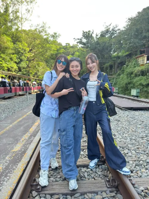 ▲大牙（左）宣布離婚後首露面！與曾菀婷（右）、張文綺（中）旅遊散心：一切都挺好。（圖／大牙Threads@bigtooth）