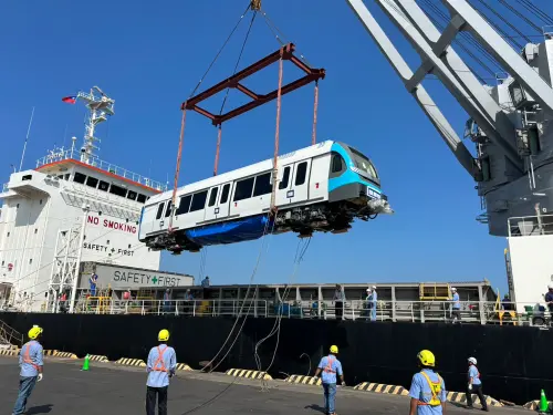 ▲捷運三鶯線最後3輛列車已運抵新北三峽機廠，全線29輛列車全數報到，全面展開最後階段的測試作業。（圖／新北捷運工程局提供dorts.ntpc.gov.tw）