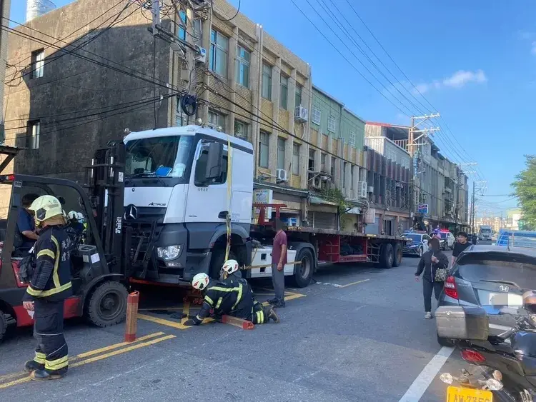 ▲今天上午桃園大園一名婦人遭拖板車輾壓身亡。（圖／大園警分局提供）