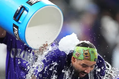 ▲道奇與洛磯戰成3：3平手進入9局下，道奇換上第3任投手羅布勒斯基（Justin Wrobleski）救援，不料1人出局後因右外野手的手臂瑕疵被敲安打並陷入得點圈危機，隨後被洛磯打者巴納貝爾（Warming Bernabel）敲出再見中外野安打。（圖／美聯社／達志影像）