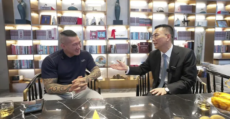 ▲館長近日前往澳門橫琴開啟直播，並專訪中國全國政協常委、永同昌集團董事局主席張宗真。（圖／翻攝自館長惡名昭彰YouTube）