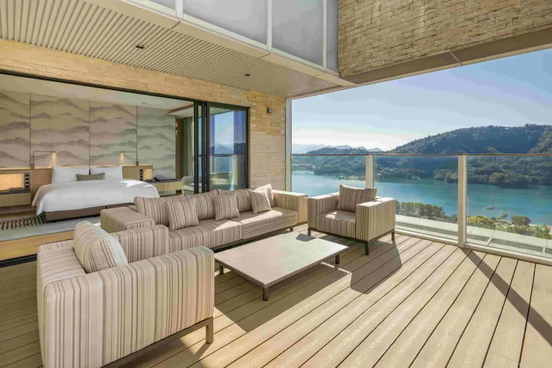 ▲漢來飯店事業群與7-ELEVEN首度跨界合作，民眾只要拿出OPENPOINT點數10點就能參加抽獎，有機會直接中每晚價值21萬7,140元的漢來日月行館「皇家套房」住宿券。（圖／漢來飯店事業群提供）