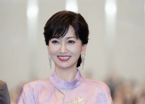 70歲趙雅芝紅過40年有道理！為400多封影迷信簽名後回寄　超有心
