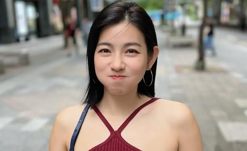 ▲孫綻今日大膽曬出男友視角照，素顏、黑框眼鏡、阿嬤髮型全被拍，女友米可白（如圖）超氣，吐槽：「我這個側臉，不給過」。（圖／米可白IG@mimi00419）