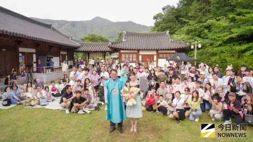 ▲李多慧（前排右）從全羅北道副知事金鍾勳手中，接過觀光推廣大使的授勳證書。（圖／讀者提供）