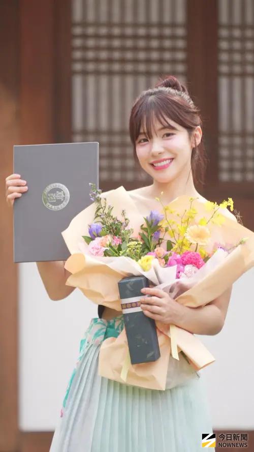 ▲李多慧穿上韓國傳統服飾，與150多名台灣粉絲在全州大勝韓紙村見面。（圖／讀者提供）