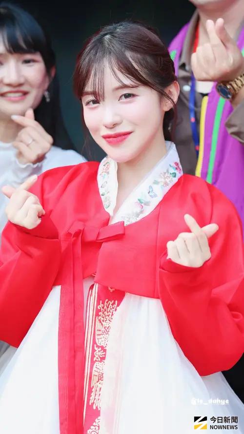 ▲「全北特別自治道觀光推廣大使」李多慧穿上韓國傳統服飾跟150多名台灣粉絲一同合照。（圖／讀者提供）