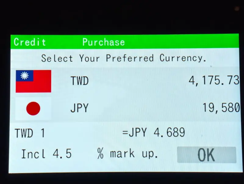 ▲旅日達人林氏璧分享在炭燒鰻富士有樂町店有4.5%手續費。信用卡實際扣款：3967.31，省了208台幣。（圖／翻攝自日本自助旅遊中毒者）