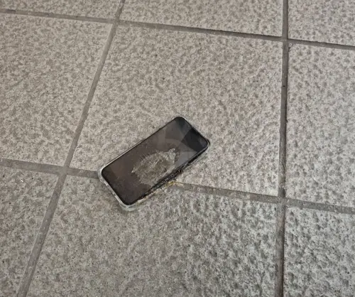 ▲台北捷運冒濃煙，北捷證實為乘客手機起火燒焦。（圖／北捷提供）