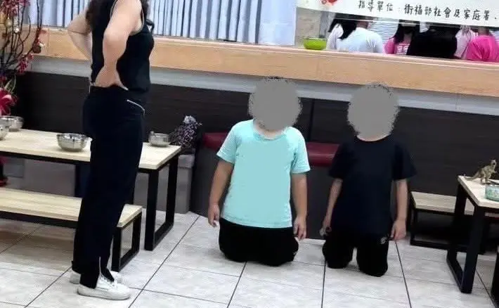 ▲網紅「德州媽媽沒有崩潰」分享兩名小男孩被安置機構罰跪的照片，呼籲政府對這些機構應有相應的檢驗措施。（圖／翻攝「德州媽媽沒有崩潰」粉絲頁，2025.08.19）