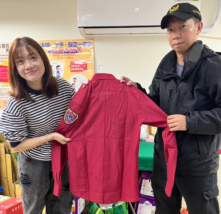 ▲柏源帶著消防員受訓時穿過的紅色制服回到高雄市少輔會，簽上自己的姓名，親手送給輔導員，分享他的榮耀與快樂。（圖／高市府少年隊提供）