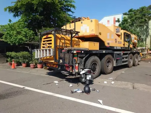 快訊／高雄18歲騎士撞違規左轉吊車　半輛車「嵌入」夾縫傷重不治

