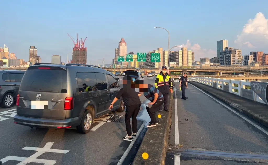 ▲昨天（18日）傍晚，忠孝橋男騎士自撞彈飛到汽車道，與兩車發生碰撞送醫不治。（圖／翻攝畫面）