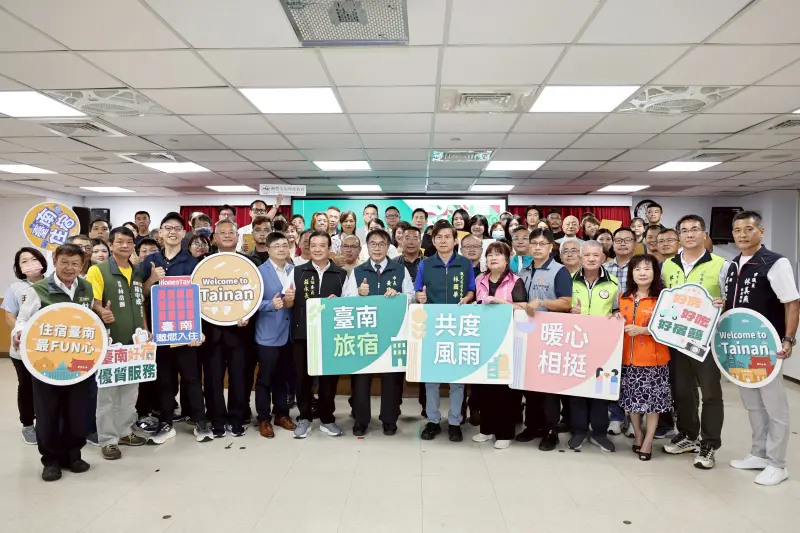 ▲南市府表揚187家災援旅宿業者，黃偉哲感謝旅宿業情義相挺及愛心支援。（圖／南市府提供）