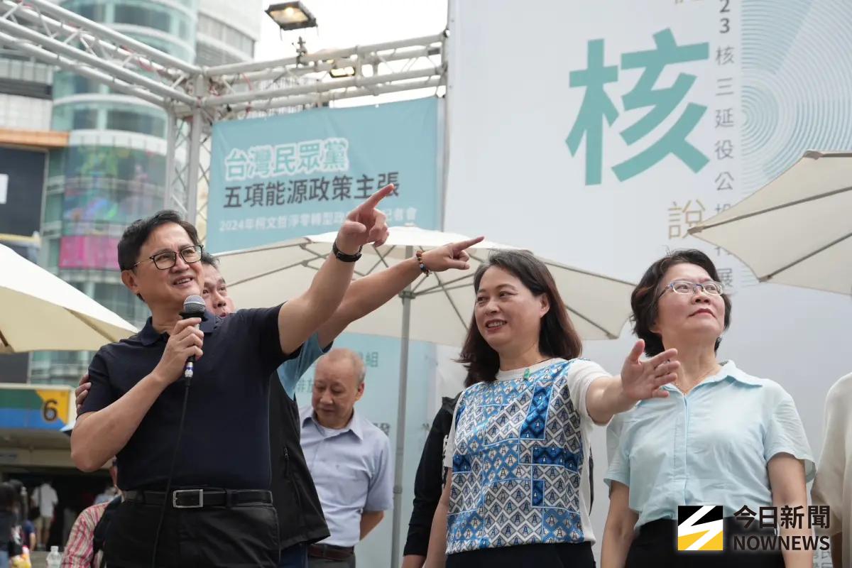 ▲和碩董事長童子賢參觀「𝟴𝟮𝟯核三延役公投特展」。針對內閣改組議題他再度重申：「內閣人事是總統憲法職權，所以我不會隨便去評論或議論。」（圖／記者葉政勳攝，2025.08.19）