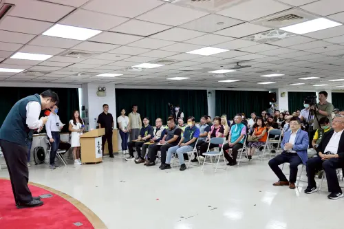 ▲黃偉哲代表市民朋友感謝熱心旅宿業者的情義相挺。（圖／南市府提供）