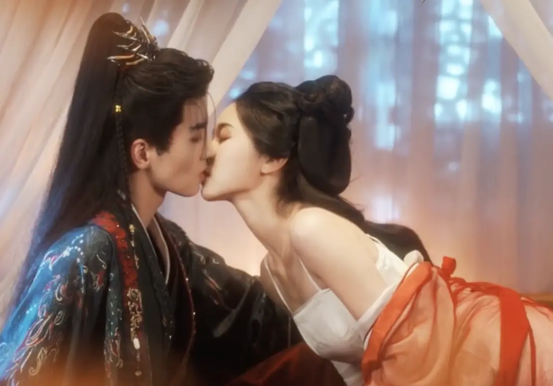 ▲《折腰》短劇版由岳雨婷、吳希澤主演，16日已經殺青，預告中有許多火辣親密戲，官方發文「小孩不准看」讓人更好奇。（圖／翻攝自微博@短劇折腰-已殺青版）