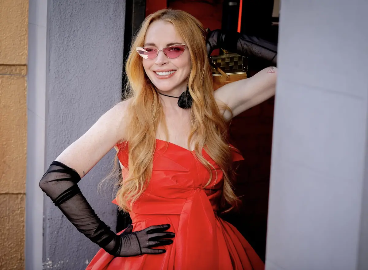 ▲ 39歲的琳賽蘿涵（如圖）在《辣媽辣妹2》於布蘭妮歌聲中大跳甩髮挑逗的舞蹈，非常爆笑，她在好萊塢消失9年後回歸，片子裡也升格成為辣媽，被自己女兒的靈魂上身。（圖／摘自IMDb）