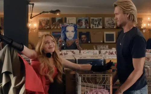 ▲琳賽蘿涵（左）在《辣媽辣妹2》挑逗初戀男友查德麥可莫瑞（右），用的還是布蘭妮（中）的歌曲。（圖／摘自IMDb）