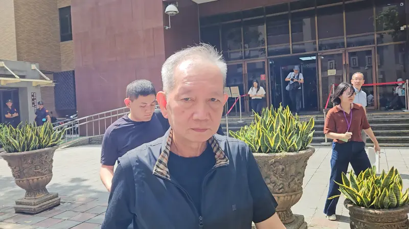 ▲「博弈教父」陳盈助的親信邱清章出庭作證，對於2022年交給柯文哲300萬現金時是否當場回報，與民眾黨周芳如說法相反。（圖／記者劉松霖攝）