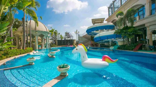 ▲義大皇家酒店內擁有超過 2,000 坪的休憩設施，包含健身房、室內外泳池、三溫暖及兒童遊戲空間。（圖／義大皇家酒店提供）