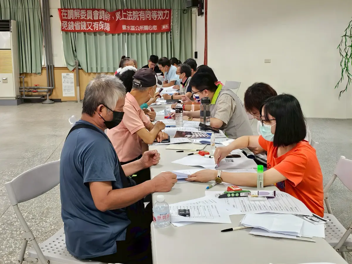 ▲南市府加派人力利用週末時間增派人力至各區公所協助民眾申請各項慰助及災害補助。（圖／南市府提供）