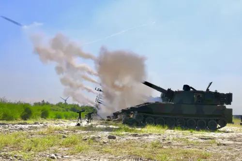 ▲陸軍58砲指部、234旅及586旅，在射擊指揮所下達命令後執行實彈射擊。（圖／陸軍10軍團提供）