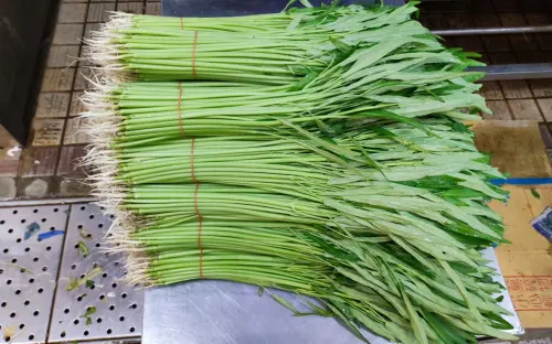 颱風後「1蔬菜」率先降價了！市場老闆喊不要錯過：2把50元帶回家
