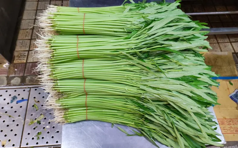 颱風後「1蔬菜」率先降價了！市場老闆喊不要錯過：2把50元帶回家