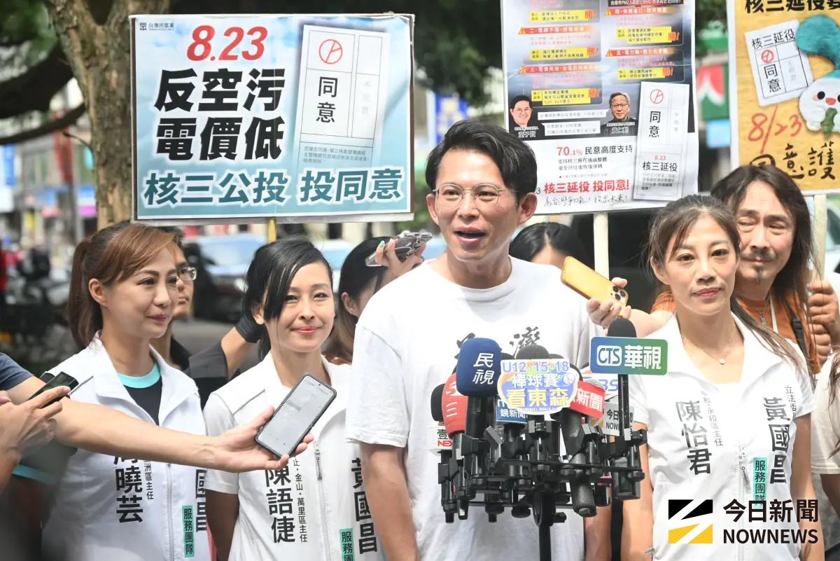 ▲民眾黨主席黃國昌中永和車掃，為「823核三延役公投」宣傳。（圖／記者林調遜攝，2025.08.19）