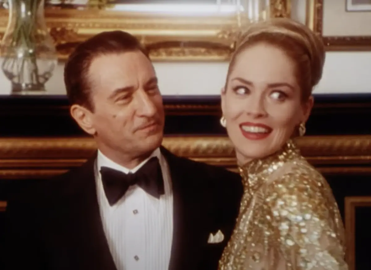 ▲莎朗史東（右）認為自己在好萊塢事業由盛而衰、拿不到太多好角色，都是因為《賭國風雲》入圍奧斯卡影后，而演她丈夫的勞勃狄尼洛（左）卻沒有被提名，覺得自己刺激到好萊塢的男人幫，遭到大家聯合封殺。（圖／摘自YouTube）