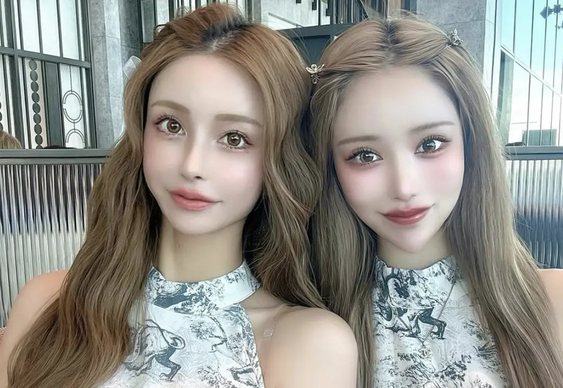 ▲日本網紅麻里子（Mariko，左）35歲就當阿嬤引起許多討論，現年38歲的她擁有4娃2孫，她和大女兒合照也曝光，雙雙精緻的長相根本就是雙胞胎。（圖／麻里子IG@marichi.1026）