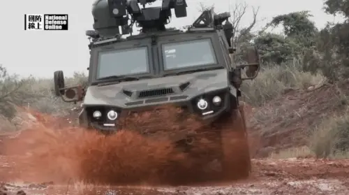 ▲軍聞社的「國防線上」節目影片中，秀出正接受越野機動測試的「偵搜戰術輪車」。（圖／翻攝自軍聞社官方Youtube影片）