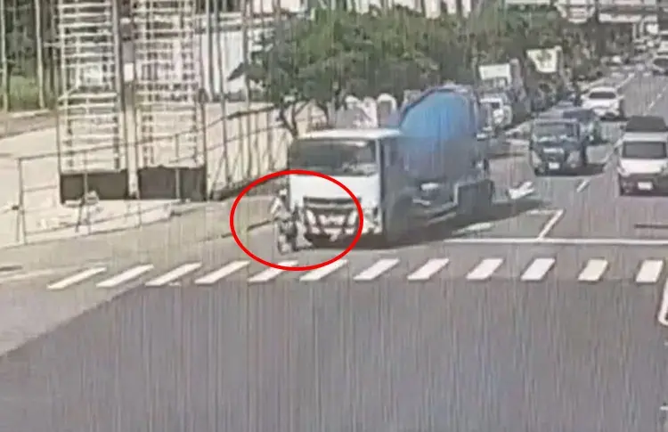 ▲今天上午桃園大園發生一起死亡車禍！混凝土預拌車右轉時不慎將前方自行車騎士捲入車底輾斃。（圖／翻攝畫面）