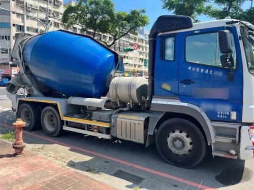 ▲今天上午桃園大園發生一起死亡車禍！水泥預拌車右轉時不慎將前方自行車騎士捲入車底輾斃。（圖／翻攝畫面）