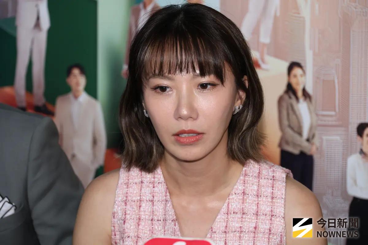 ▲大牙離婚後首露面，今出席三立八點檔《百味人生》首映會，透露4月時就提離婚，會分開是因為生活已經沒了共識，前夫也還年輕，就早點分開，各自安好，婚姻對她而言就像夢一場。（圖／記者陳明安攝）