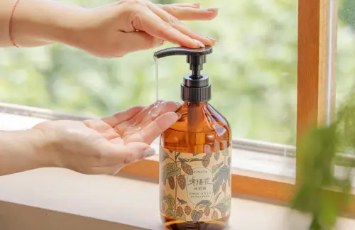 ▲白樺木與薰衣草的中性香氣，洗完彷彿做了一場居家SPA。（圖／業者提供）