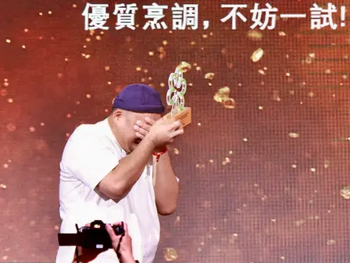 ▲「好嶼」主廚李易晏手中還拿著米其林綠星講座，就驚喜獲頒「米其林一星」，讓他忍不住掩面爆哭。（圖／記者吳翊緁攝）