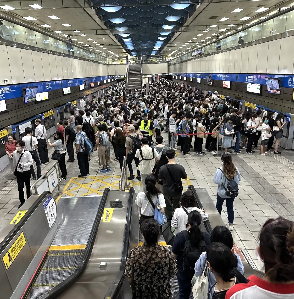 ▲北捷調整加班車發車站，通勤族怨：新埔站人滿到像跨年。圖／andrewmyc@threads授權使用）