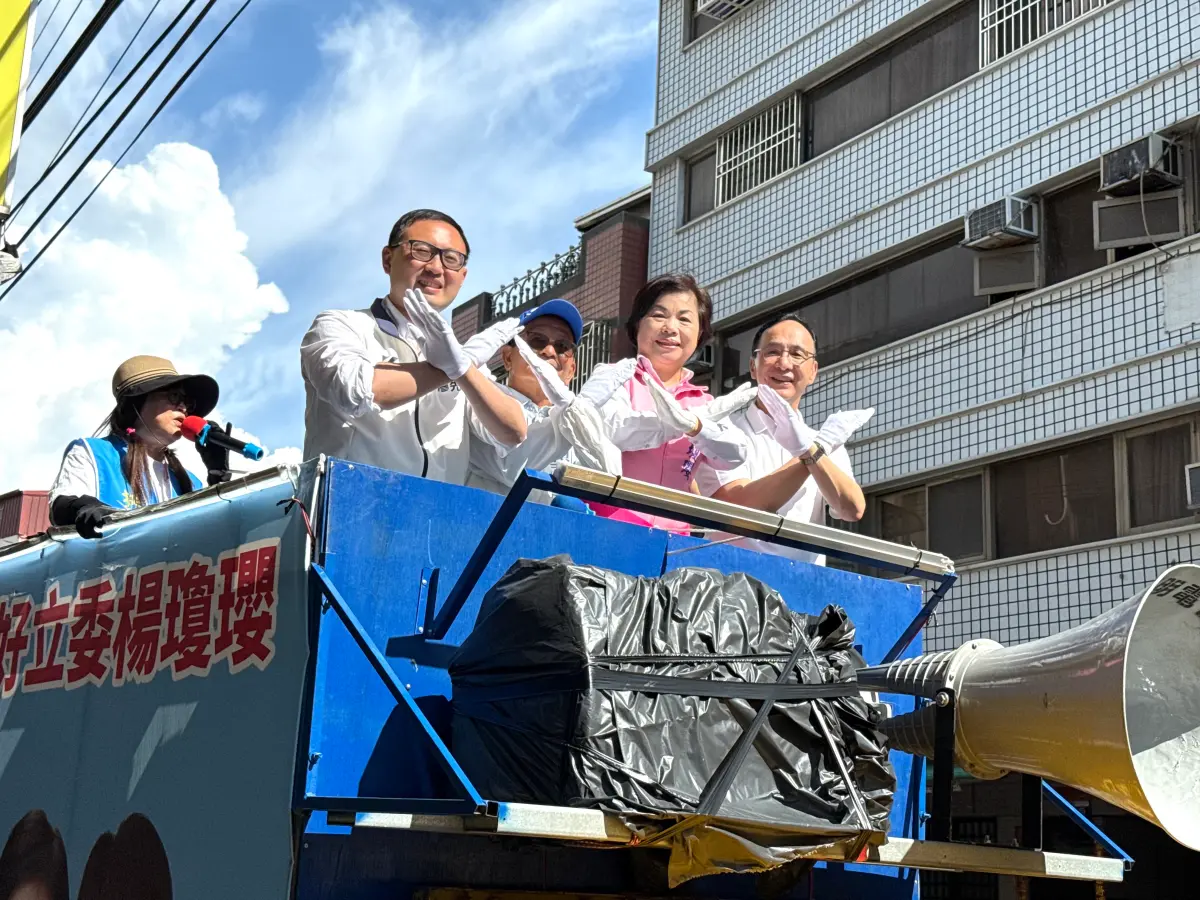 ▲國民黨主席朱立倫今（19）日下午南下台中，陪同立委楊瓊瓔反惡罷車隊掃街，沿潭子主要幹道繞行，民眾熱情相挺。（圖／服務處提供）