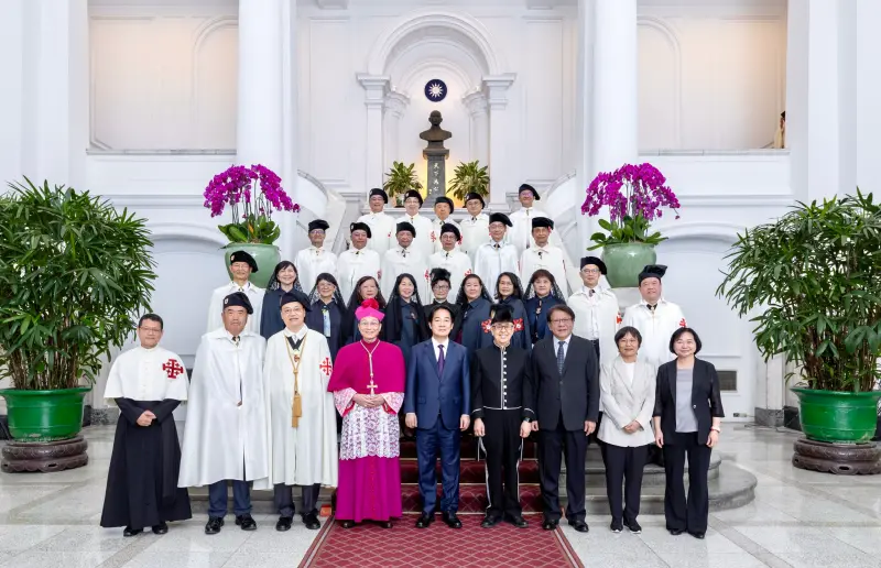 ▲天主教爵士騎士團昨(18)日在台北總教區鍾安住總主教與團長李國強帶領下，攜同眷屬前往總統府，晉見賴清德總統並參觀府內。（圖／陳建仁臉書）