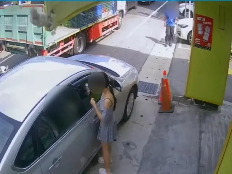 ▲桃園一名男子日前持玩具鈔到檳榔攤購買飲料得逞。（圖／桃園警分局提供）