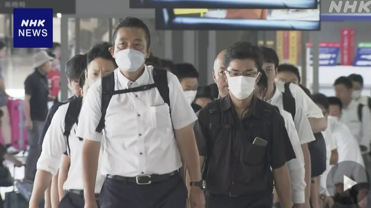 ▲為了將於柬埔寨一處詐騙據點被逮捕的29名日本人押送回國，日本愛知縣警方今（19）日派出約80名搜查人員從日本飛往柬埔寨。（圖／翻攝自NHK）