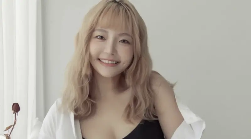 ▲YouTuber福爾思庭（如圖）近日陷入感情風波，遭到前男友吃味指控劈腿，昨（18）日發聲明澄清，強調雙方是在工作的價值觀存有差異因此分開，「雖然很遺憾，但最後我們選擇尊重彼此，和平結束這段關係。」（圖／翻攝自福爾思庭＠robertzona）