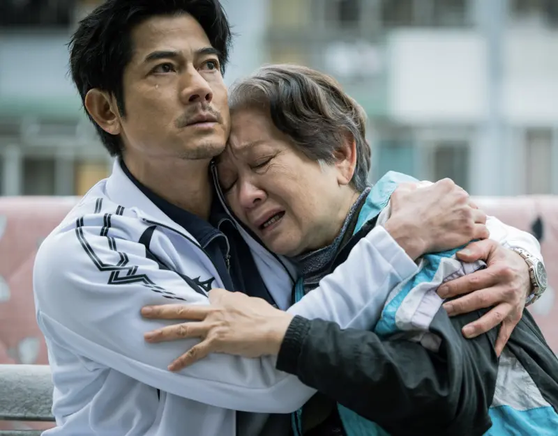 ▲郭富城（左）即將升格當3寶爸，在新片《無名指》有感人演出，透露私下對於家裡的兩個女兒雖然很關愛，卻也會要求她們要有家教，如果有錯會提醒她們，而他自己也會以身作則，犯了錯會跟她們認錯。（圖／華映娛樂提供）