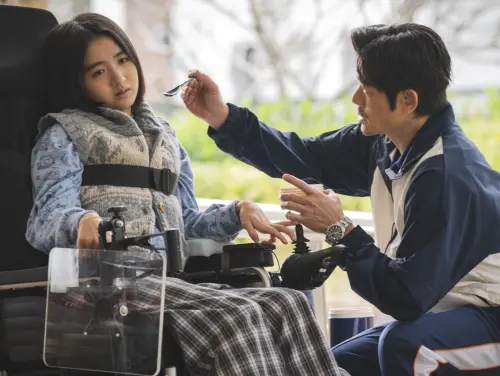 ▲郭富城（右）在《無名指》和扮演女兒的許恩怡（左）有感人對手戲，許恩怡飾演患肌肉萎縮症的少女，都只能坐在輪椅上，無法用肢體語言來演戲。（圖／華映娛樂提供）