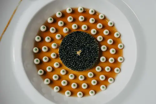 ▲侯布雄餐廳經典名菜「蟹肉魚子醬」。（翻攝自L'Atelier de Joël Robuchon Taipei FB）