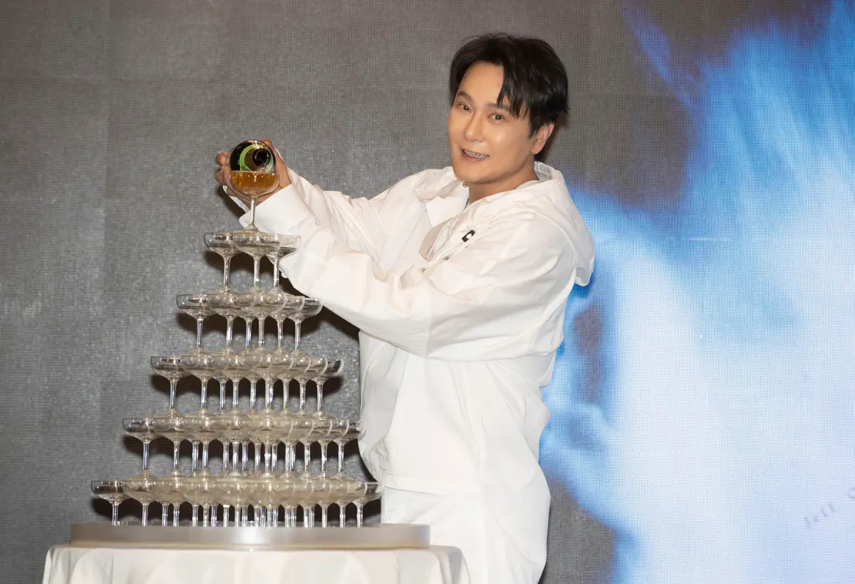 ▲張信哲在記者會上首播新歌〈共犯〉長達十分鐘的完整版MV，這支MV耗資千萬，橫跨紐約、台北、倫敦、上海四城取景。他坦言專輯預算已高到「不敢看」。（圖／潮水音樂提供）