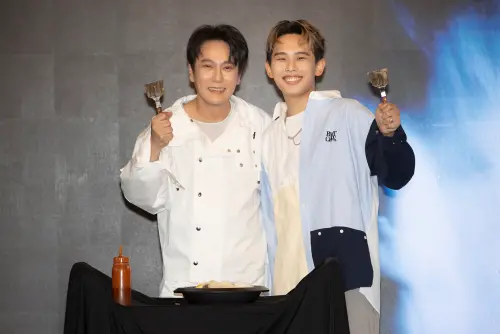 ▲張信哲（左）新專輯《屬於》橫掃各大排行榜，今（19）日出席分享會，專輯裡一曲〈共犯〉幕後功臣理想混蛋主唱雞丁（右）也驚喜現身。（圖／潮水音樂提供）